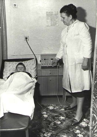 Кабинет физиолечения: медсестра В.П. Полякова проводит лечение новой аппаратурой. Ф.1-Ф. Оп.1. Д.213А.