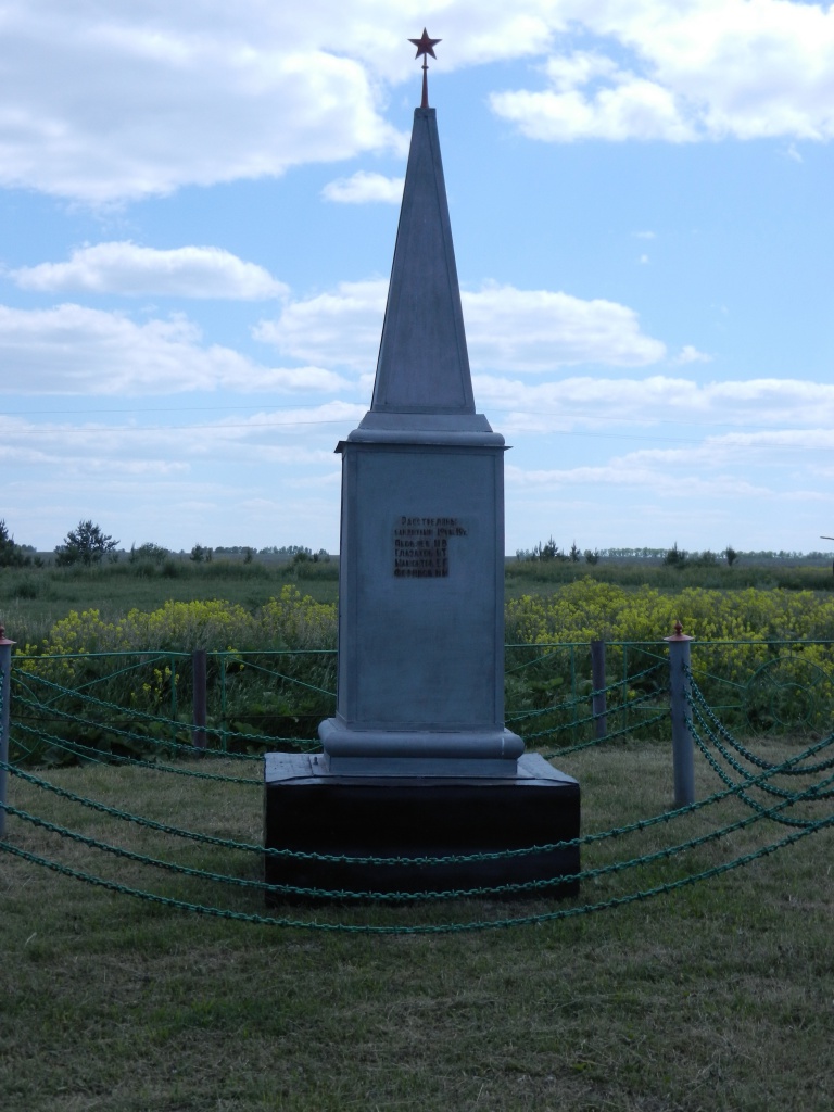 Памятник в с. Заковряжино, 2013 г..jpg